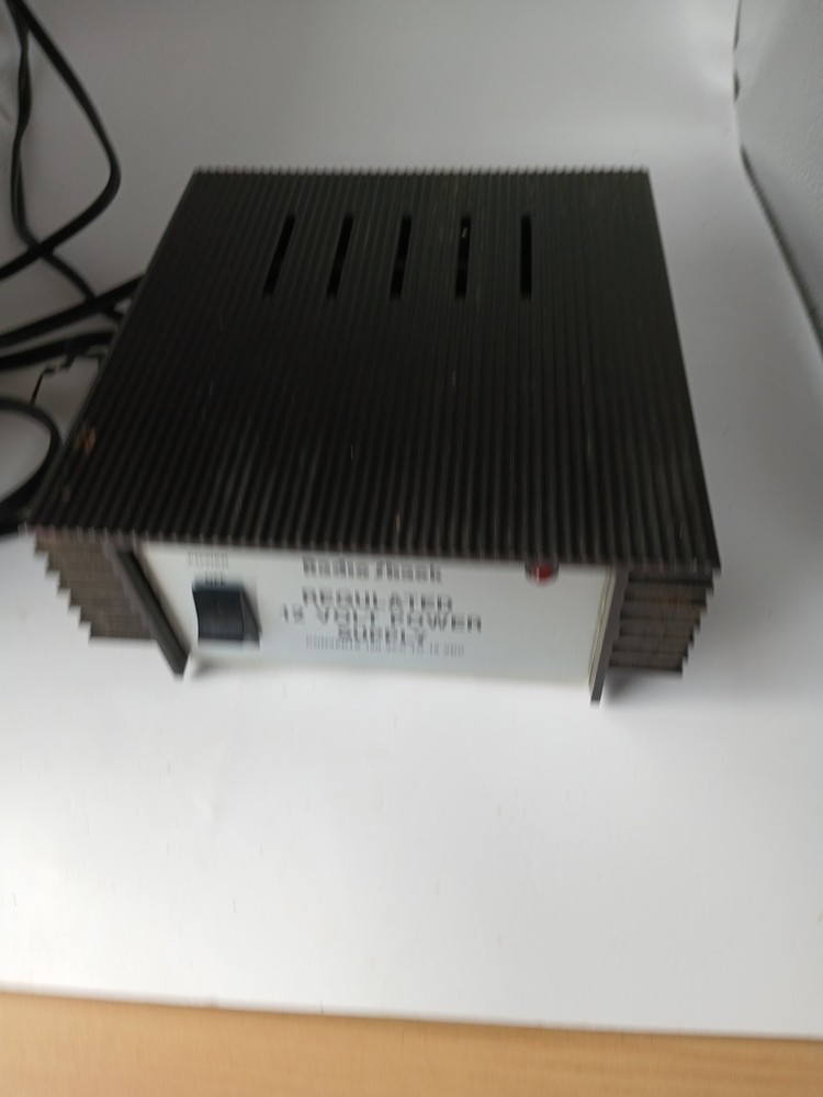 RADIO SHACK 22-120B REGULATED 12-VOLT POWER SUPPLY