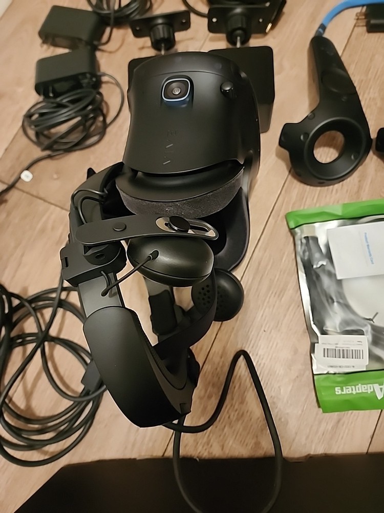HTC Vive Cosmos Elite VR Headset Full Bundle