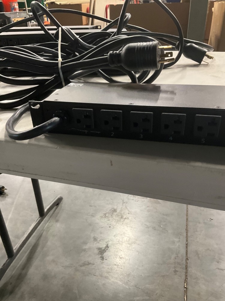 APC AP7801 Metered 1U Rack Power Distribution Unit (damaged display)