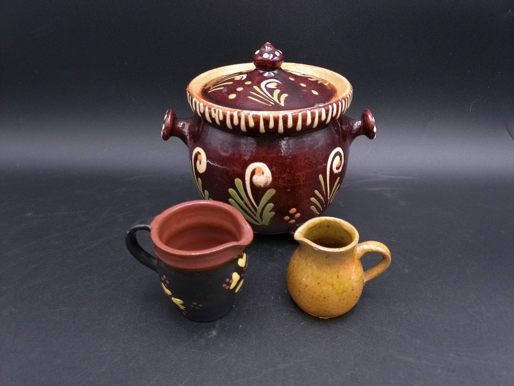 Bowl Pot With Lid Unique Design Pattern and 2 pitchers Vintage