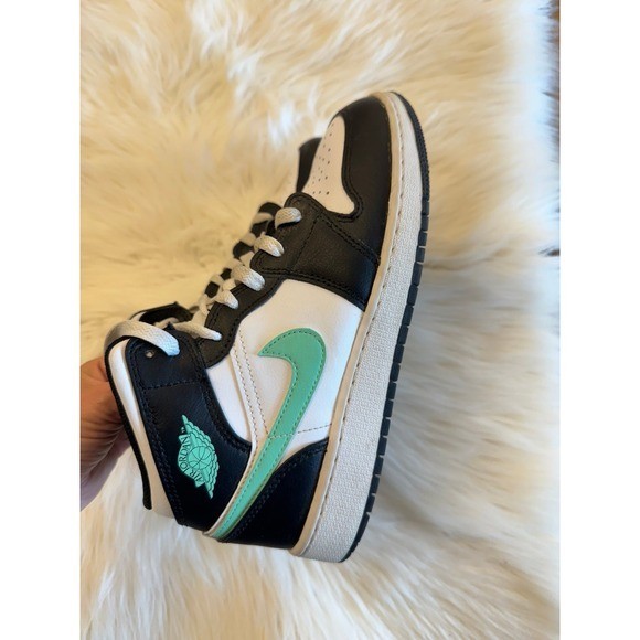 Jordan 1 mid green glow youth size 6 EUC
