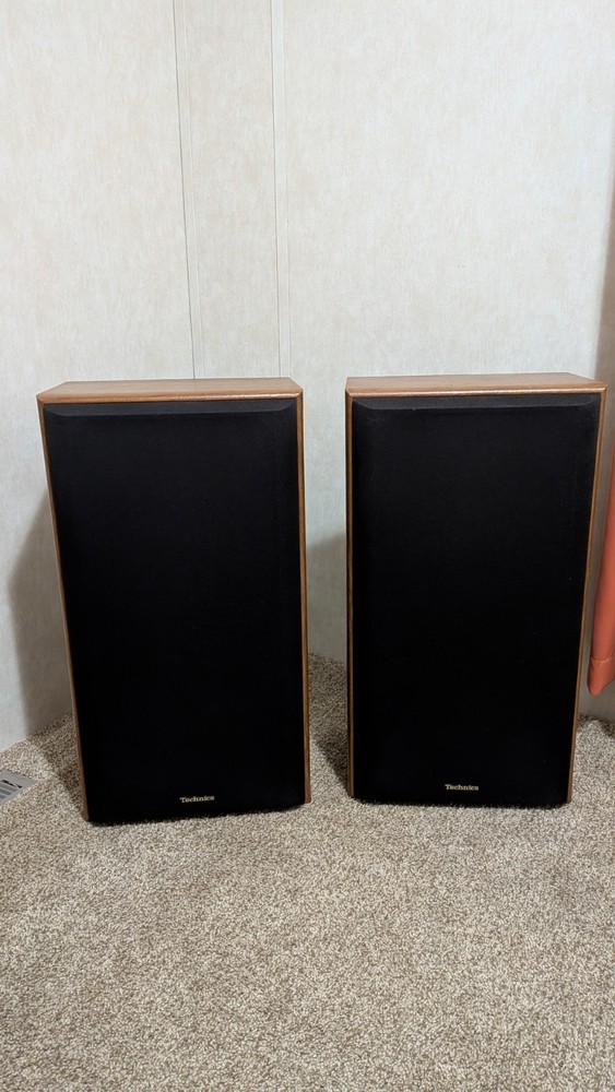 Technics Vintage Speaker Cabinets With Speaker Wire And Amplifier Receiver
