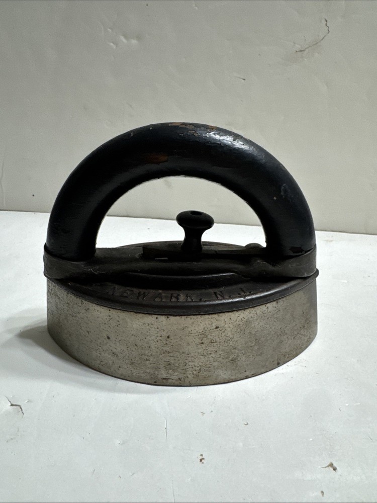 Vintage BLESS & Drake Sad Iron Antique