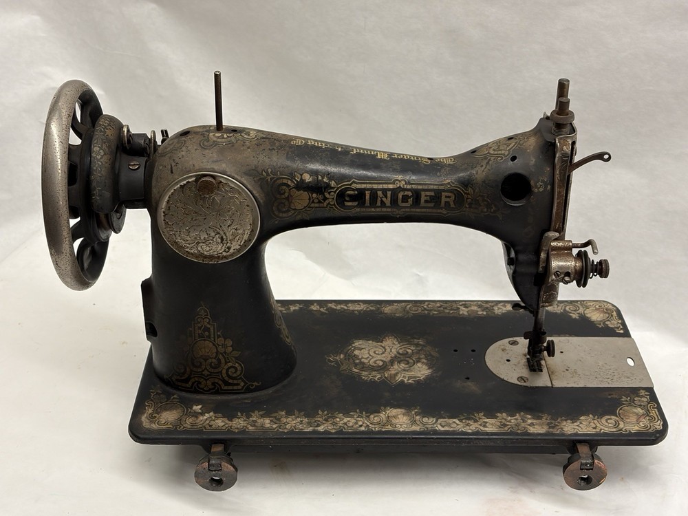 ANTIQUE SINGER SEWING MACHINE