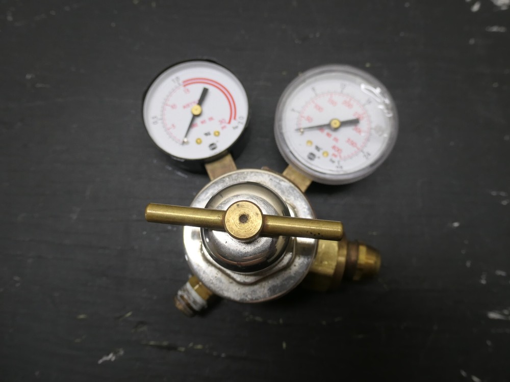 Smith 30-15-520 Acetylene Medium Duty Regulator (Missing Plastic on One Gauge)