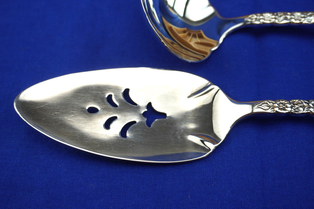 Oneida Floral Queen Pie Server & Gravy Ladle