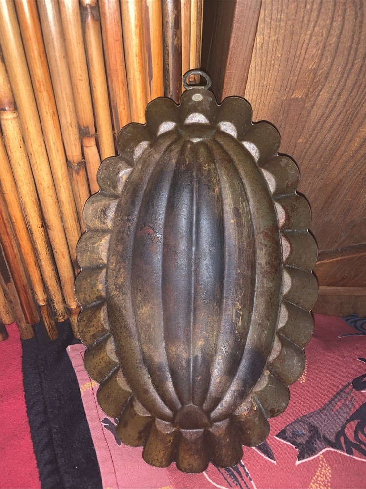 Antique Steel Oval Mold Pan•