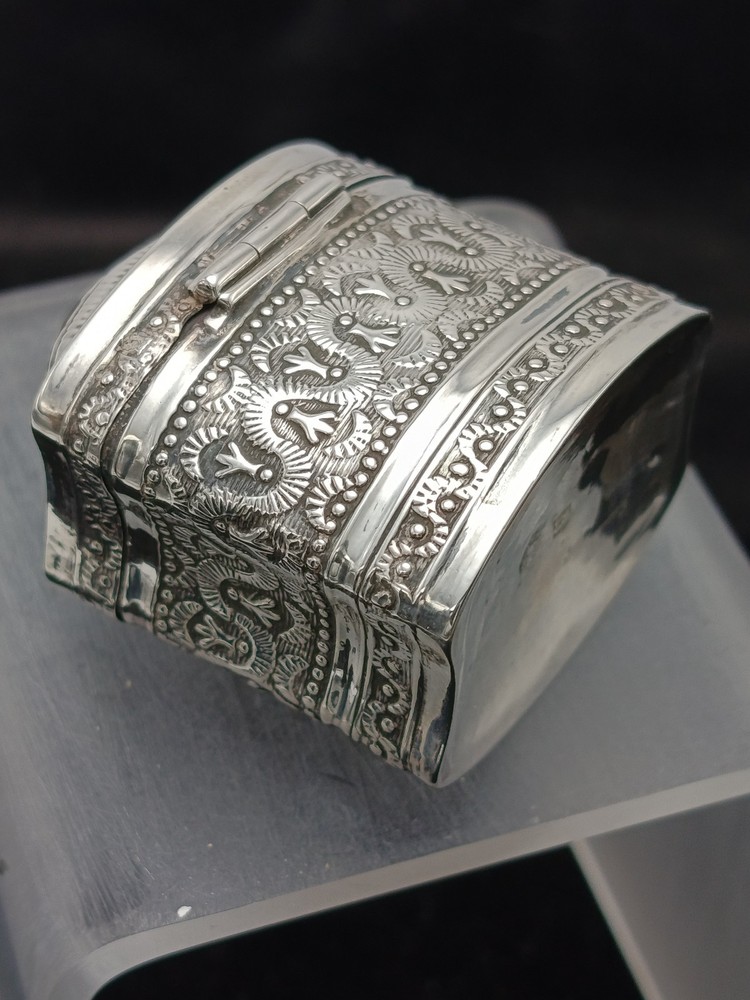 19th Century Loderein Dutch Scent Snuff Solid Silver Repousse Hinged Lid Box