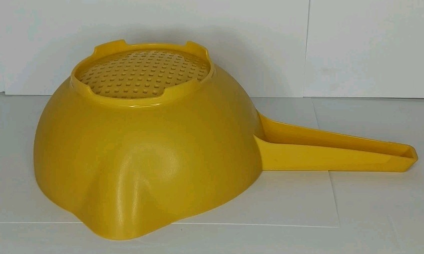 Vintage Tupperware Yellow Colanders Strainers 1 & 2 Quart Set 0f 2
