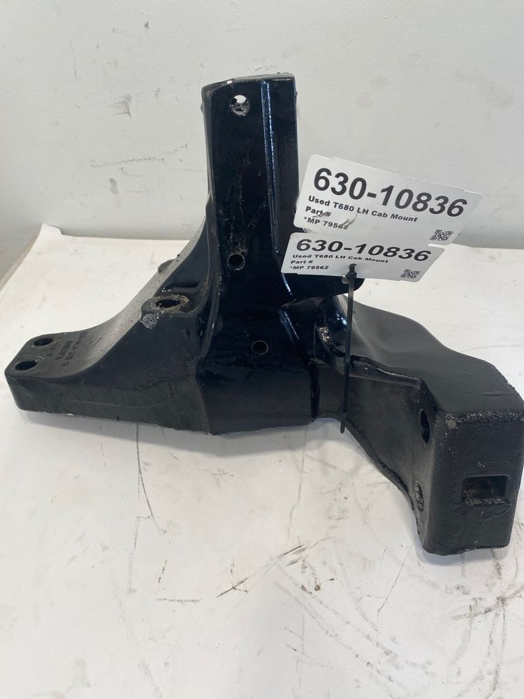 2017 Kenworth T680 Cab Mount (630-10836)