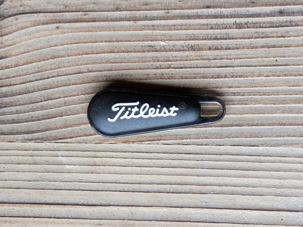 Titleist Zipper Tab Pull Titleist White Script (1)