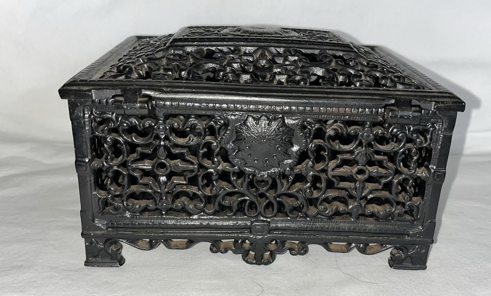VINTAGE DECORATIVE RUSSIAN SOVIET KASLI CAST IRON BOX WITH KEY PLEASE READ