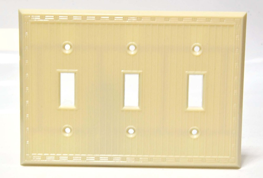 VINTAGE BRYANT BAKELITE IVORY 3 GANG TOGGLE WALL SWITCH PLATE NOS