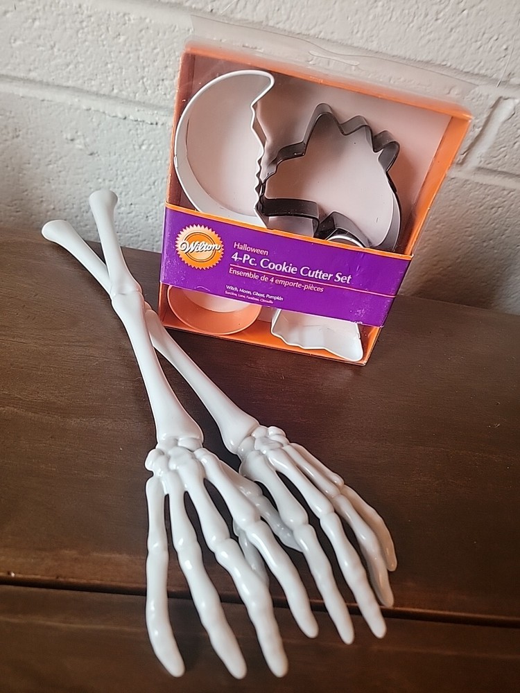 Wilton Halloween Cookie Cutter Ghost Witch Moon Pumpkin Skeleton Salad Servers