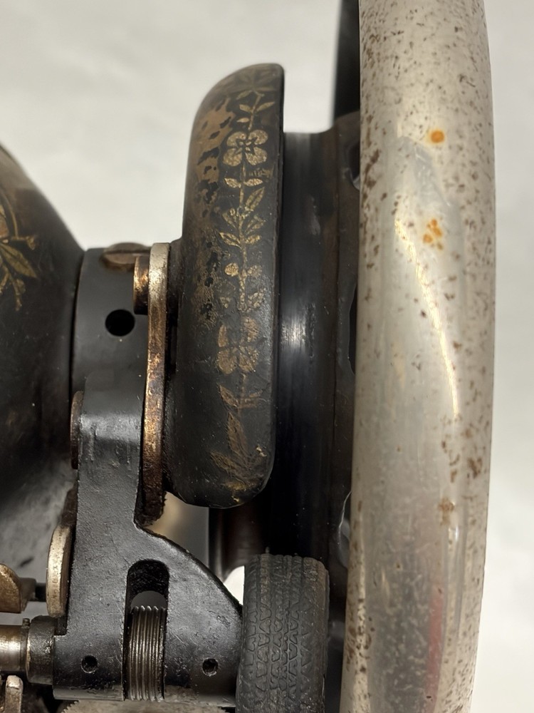 ANTIQUE SINGER SEWING MACHINE