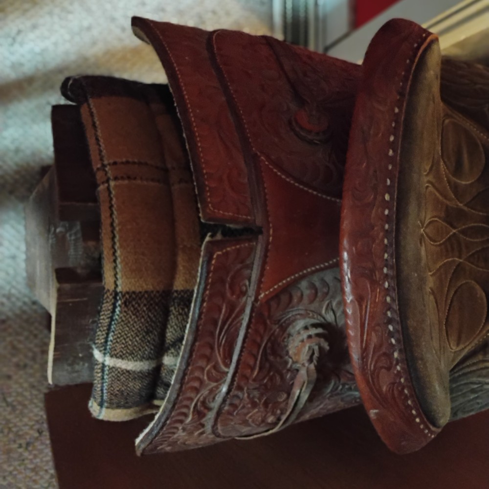 Western Saddle with pad and stand