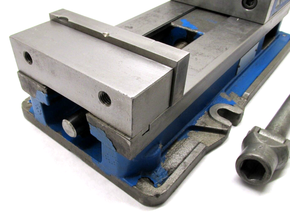 KURT ANGLOCK 6" MILLING MACHINE VISE w/ JAWS & HANDLE - #D688