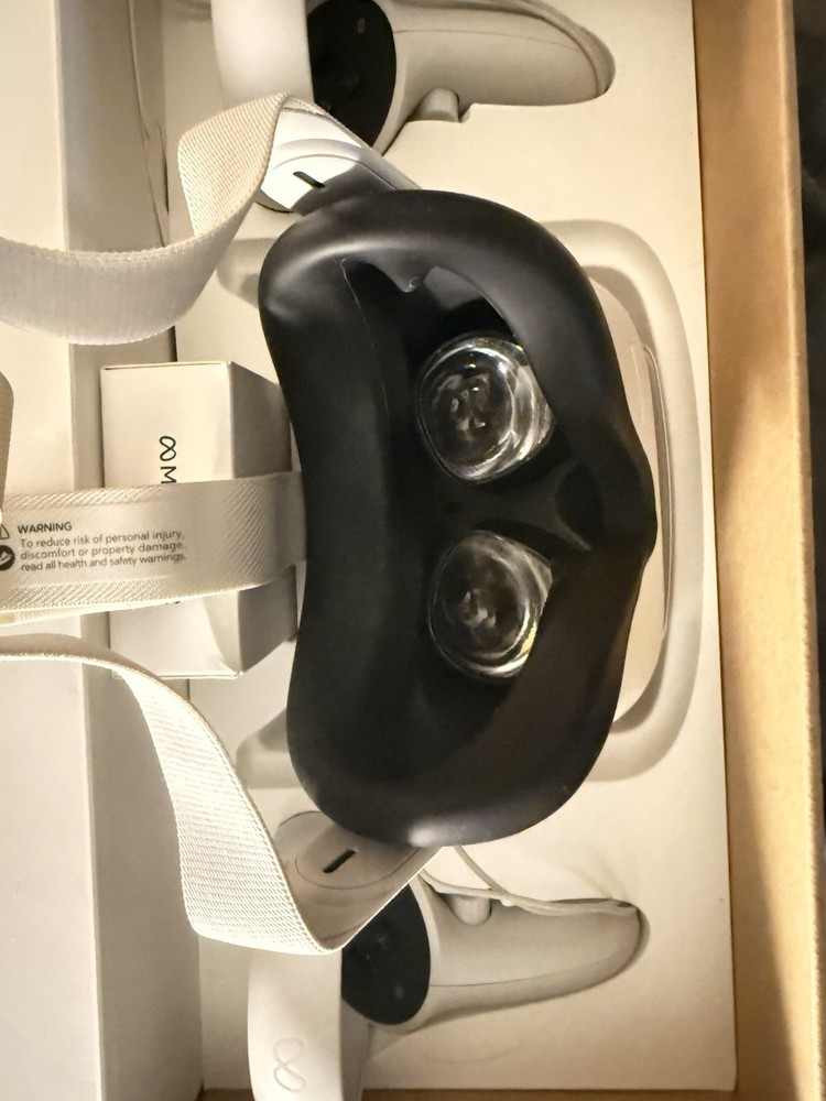 Oculus Quest 2 Virtual Reality Headset White with Controllers Powers on, Tested