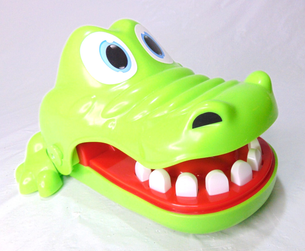 2018 Hasbro ALLIGATOR TEETH GAME - BITING FINGER GAME Fun! Large