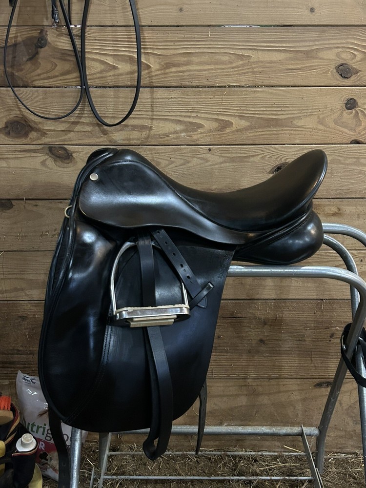Used Arc De Triumph Dressage Saddle 17.5