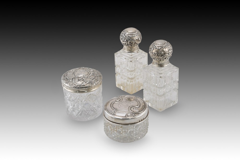 Dressing table set. Silver, low silver, glass. Spain and others, 20th century.