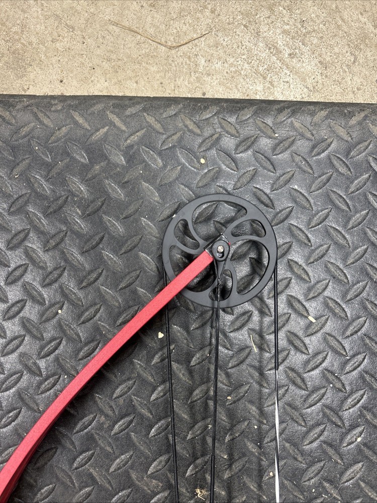 Genesis Right Handed Compound Bow Kit - Red