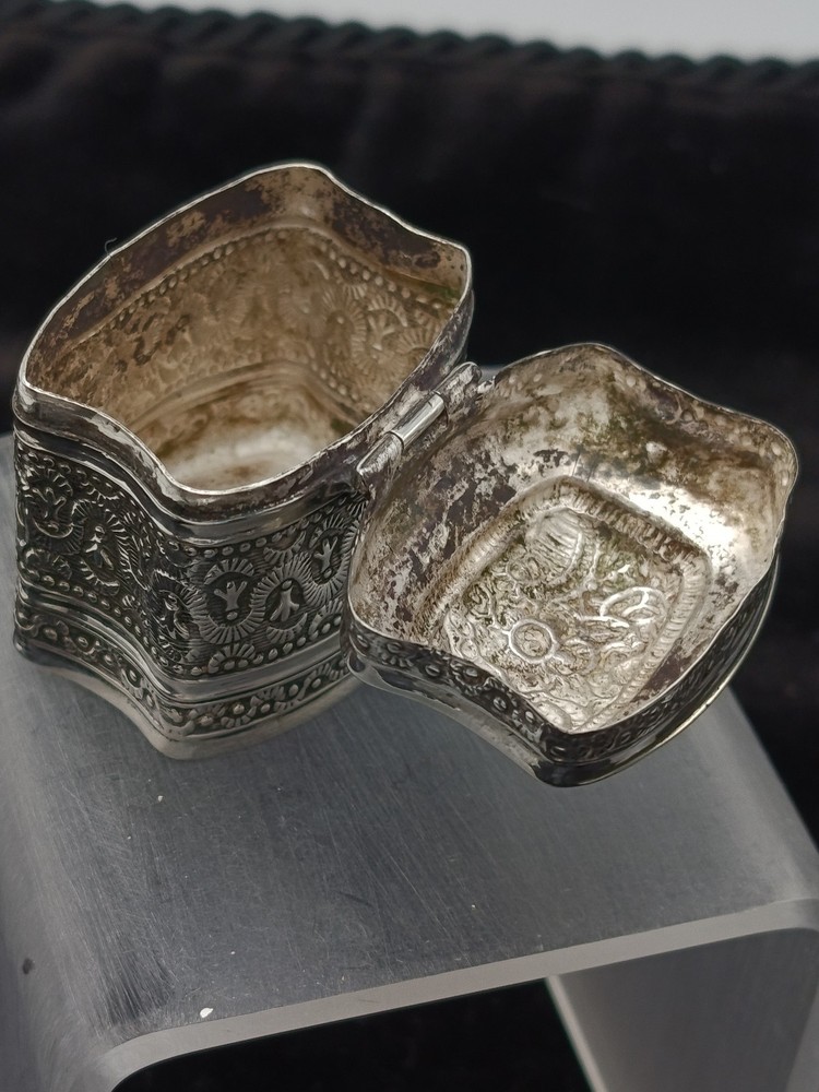19th Century Loderein Dutch Scent Snuff Solid Silver Repousse Hinged Lid Box