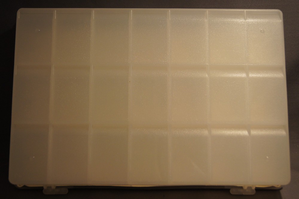 UMPAQUA HOOK BOX - TWENTY-ONE (21) SECTIONS GREAT FOR FLY HOOK STORAGE