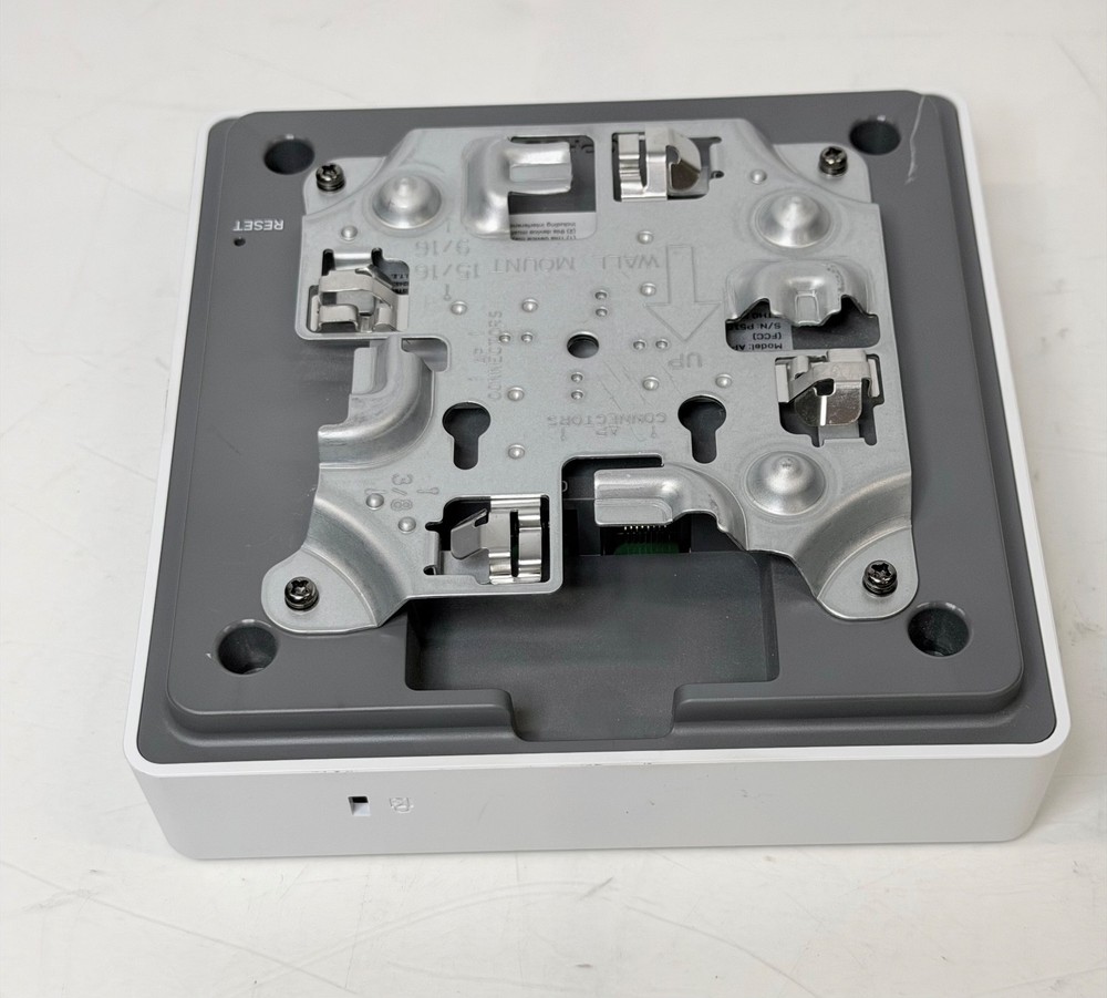 Sophos APX 320 Access Point - includes Mounting Bracket