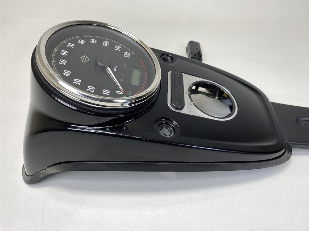Harley-Davidson 2016 Dyna Fat Bob Tank Dash Console Speedometer 70900347