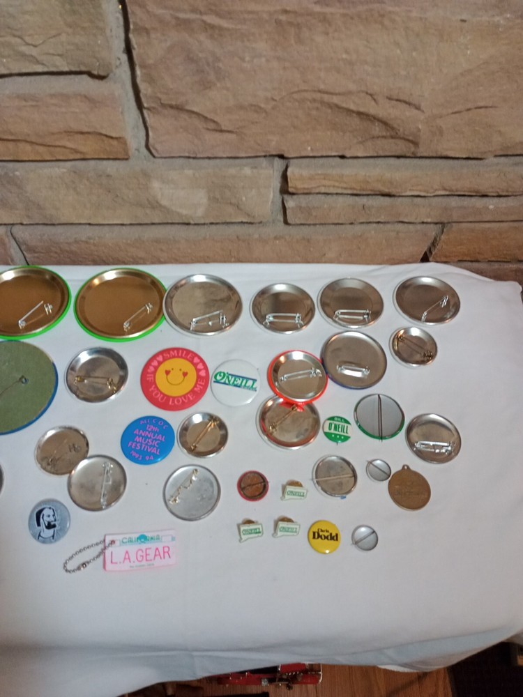 Vintage Various Pins Buttons SEE PICS. 35 Items.