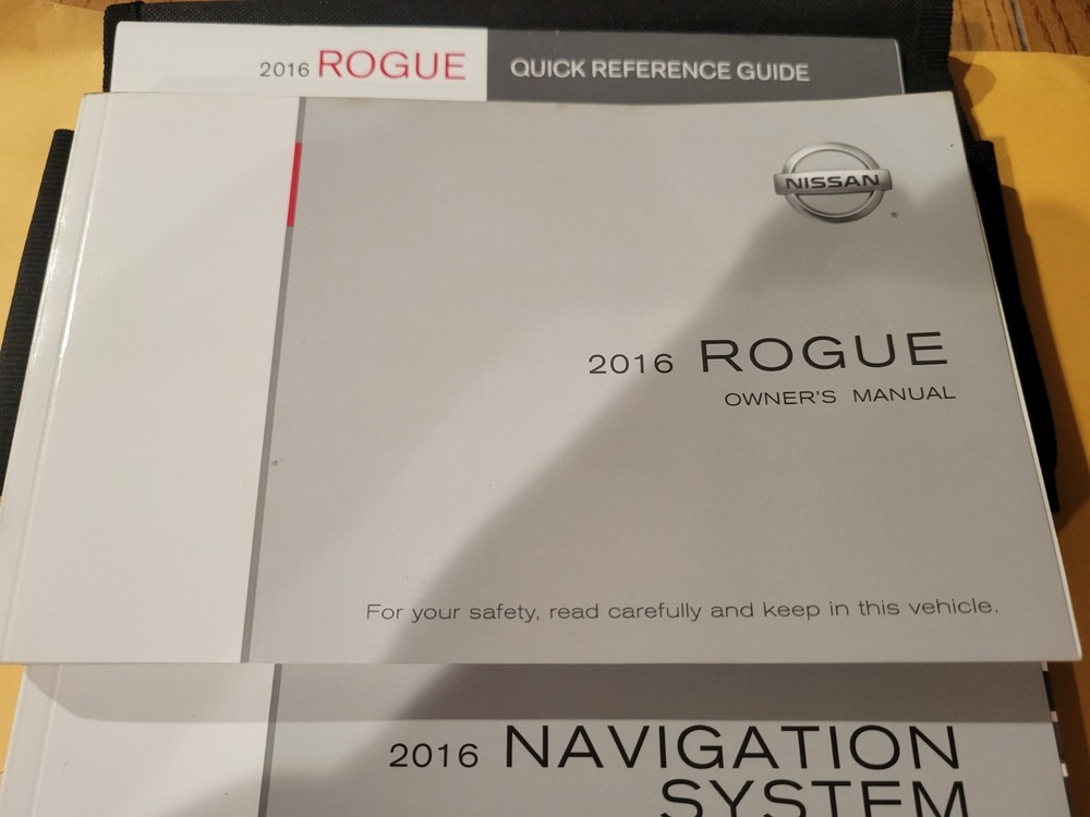 2016 NISSAN ROGUE OWNERS MANUAL & CASE (QUICK REF & NAV)