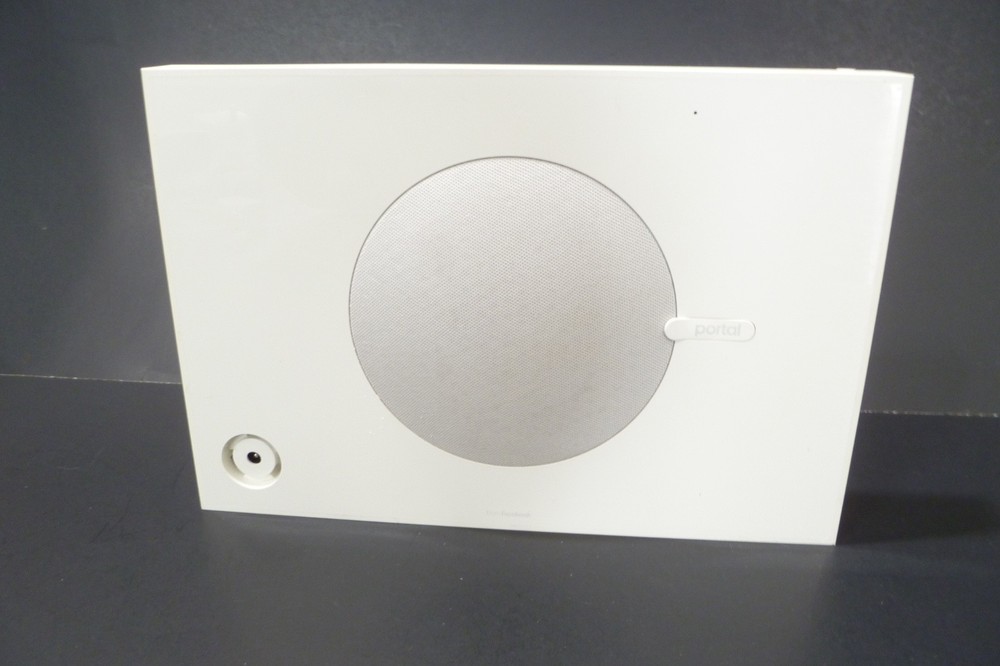 Facebook Portal Mini White- Smart Video Calling 8” Touch Screen Display / Works