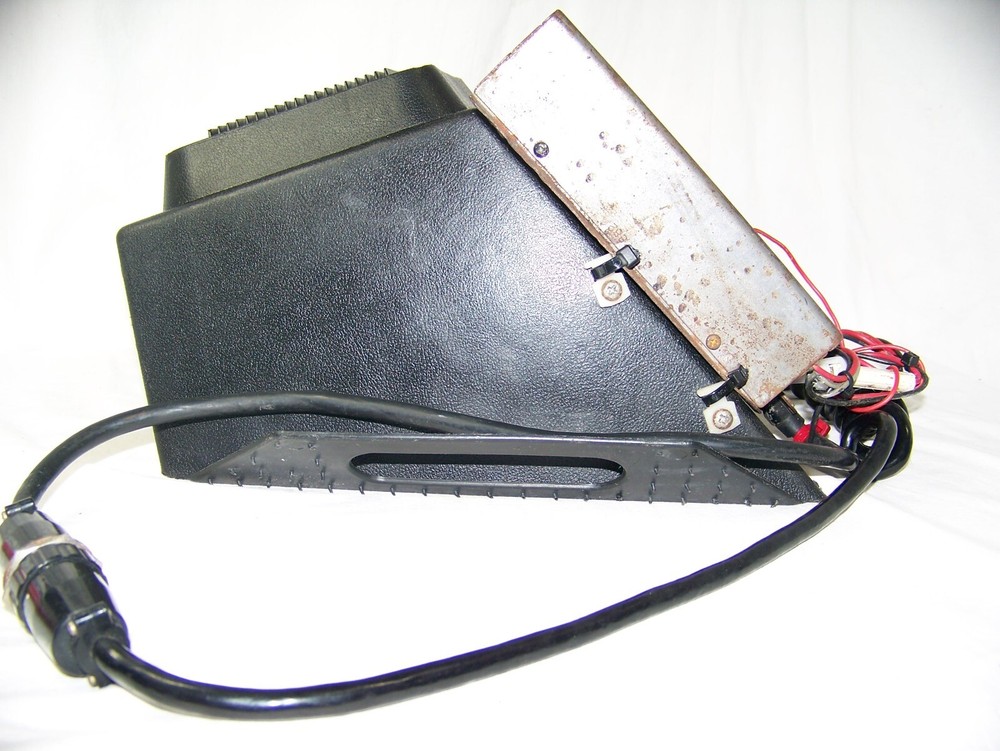 Clarion 40 Channel CB JC-203E With a Kriket Kamel Speaker System Both Work Great