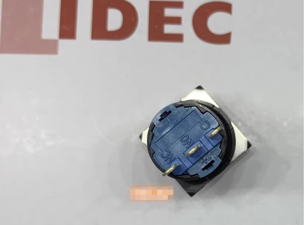 1PC New IDEC Self-locking push-button switch 16mm AB6M-A2YC #LL