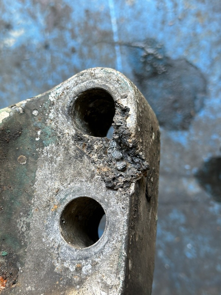 MACK VOLVO D13 ENGINE MOUNTS (Left side) 20908865