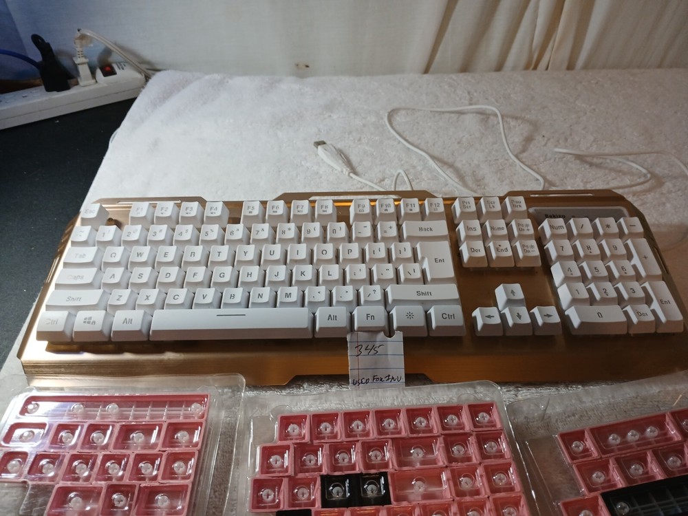 Bekizo KeyBoard.With Extra Pink Keys.NOT TESTED