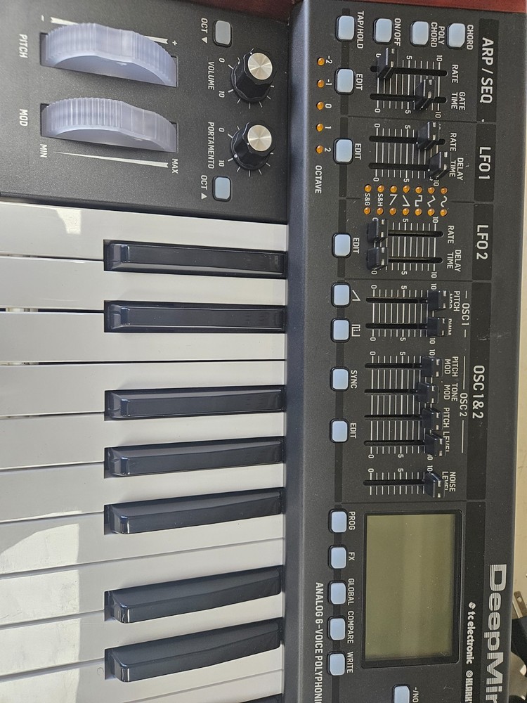 Behringer DEEPMIND6 Analog 6 Voice Polyphonic Synthesizer