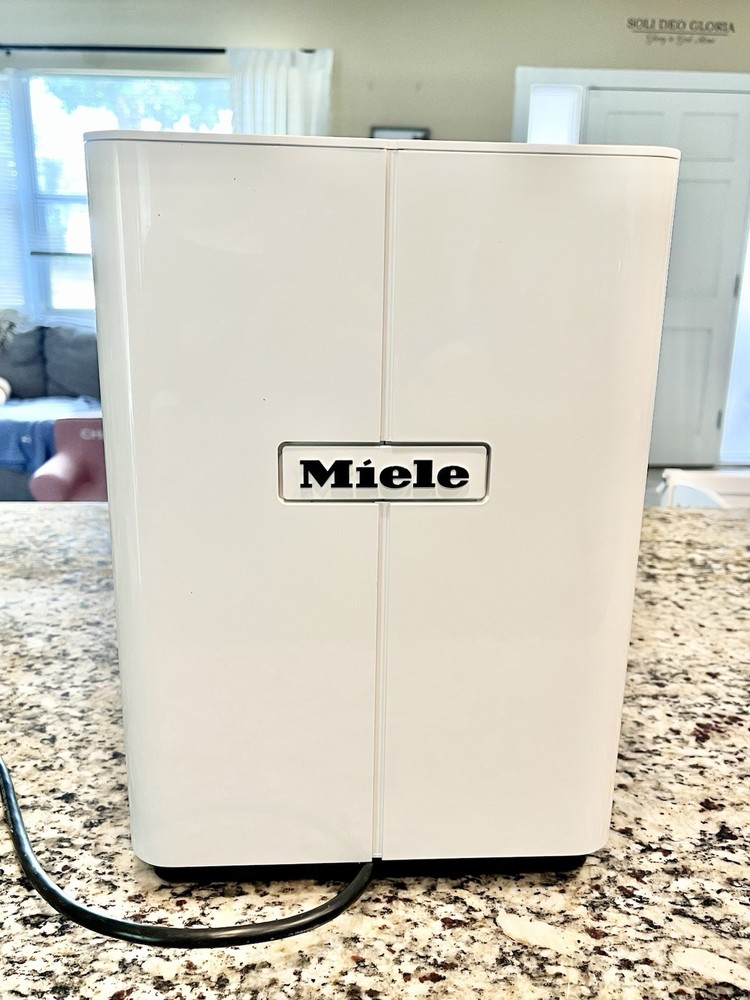 Miele Automatic Espresso & Coffee Countertop Machine. Model# CM6150
