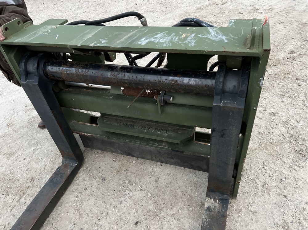 Oshkosh MMV3 forks hydraulic shift 48 inch forks