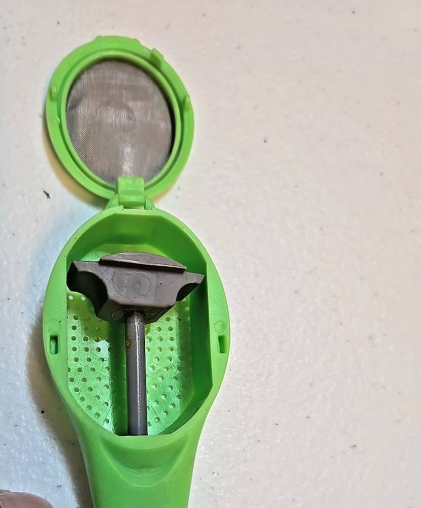 Green Plastic Loose Leaf Tea Infuser w/ Built in Plunger