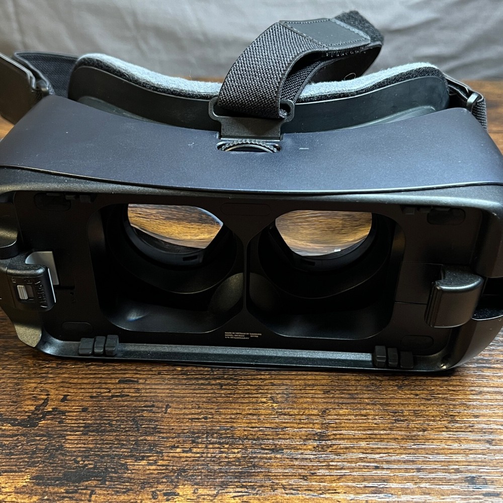 Samsung SM-R324 Gear VR By Oculus With Controller Black (Missing Visor) 2018