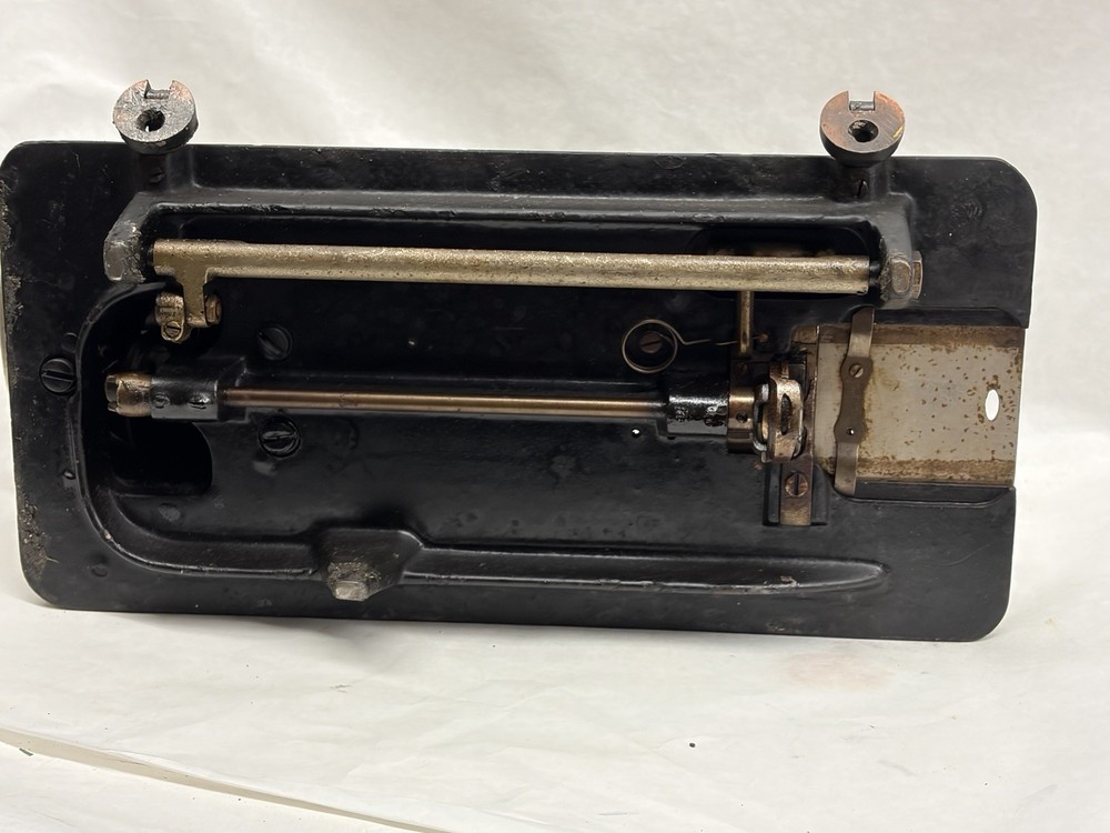 ANTIQUE SINGER SEWING MACHINE