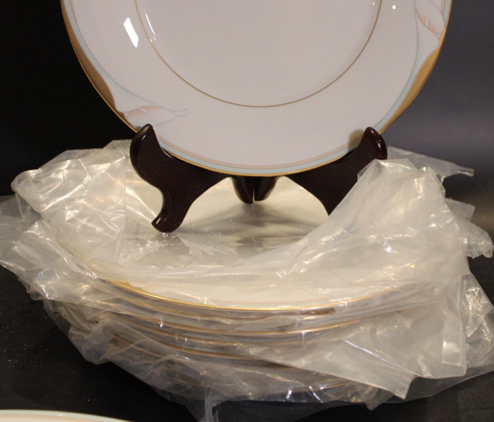Noritake Golden Lily 9 dinner plates