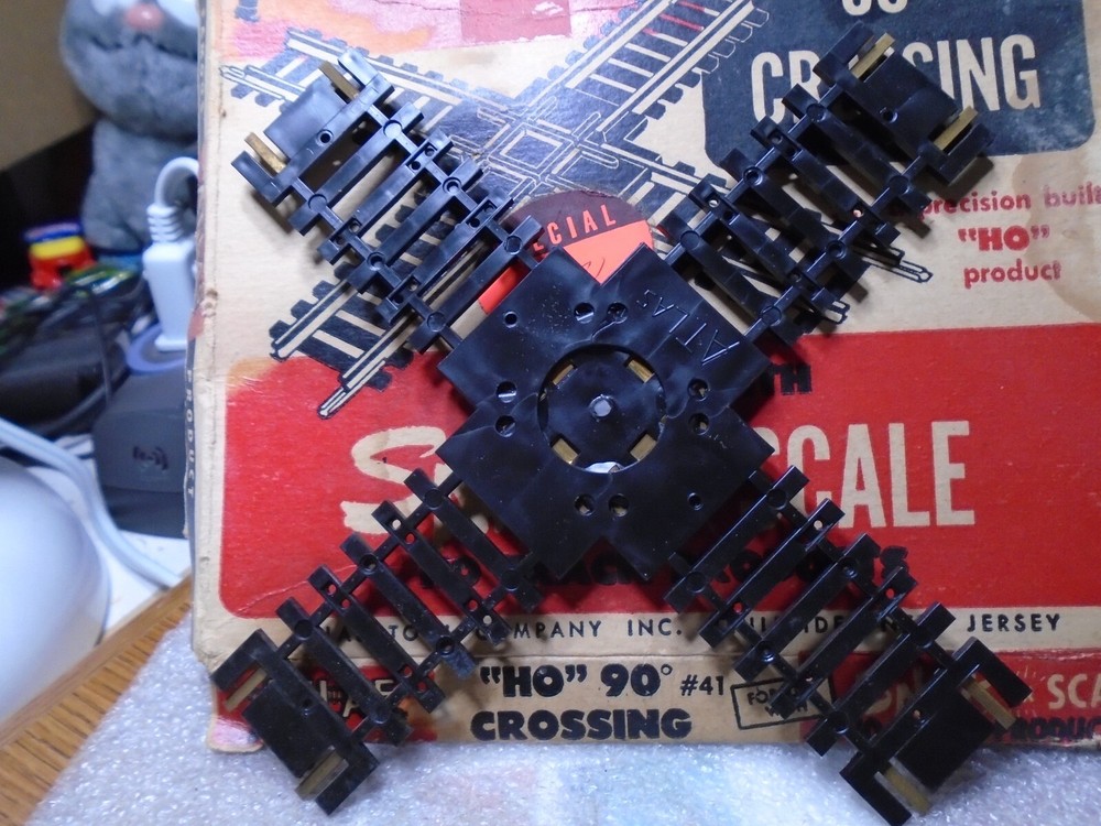 Atlas HO Scale 90 Crossing