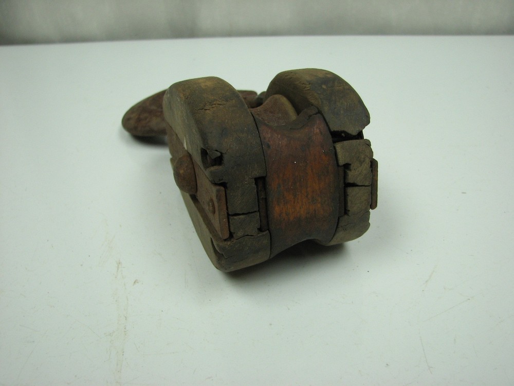 Vintage Single Wheel Block & Tackle Pulley Rustic Barn Tool Hoist Primitive