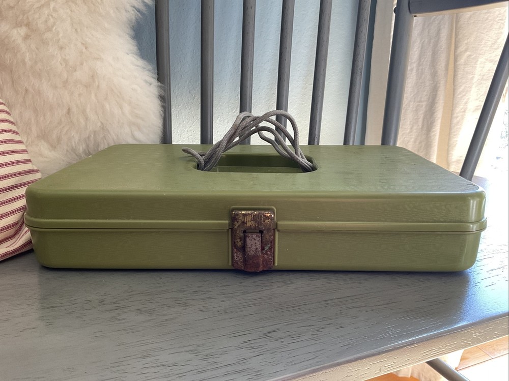 Wilson Avocado Green Wil-hold Portable Plastic Sewing Thread Bobbin Box Case VTG