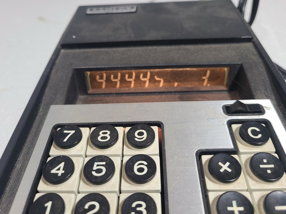 Vintage Lloyd's Automatic 70 Calculator Model E752