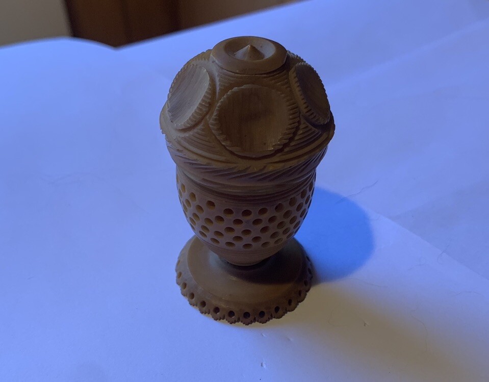 Antique Carved Vegetable Ivory Thimble/Thread Holder
