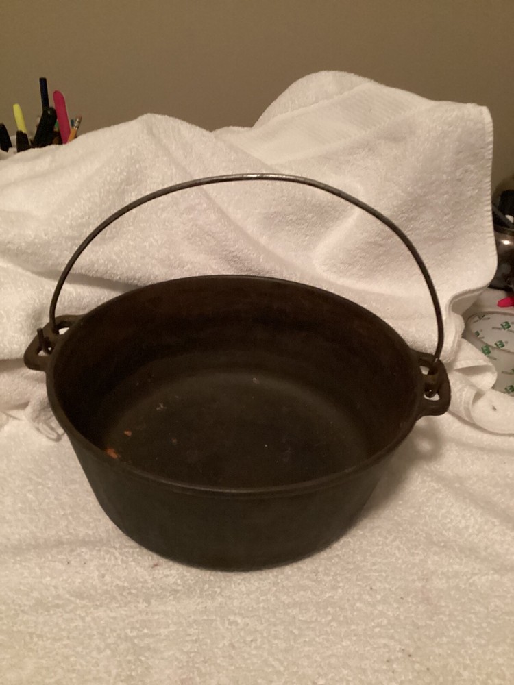 Vtg. 5 Quart Cast Iron Dutch Oven w/ Handle